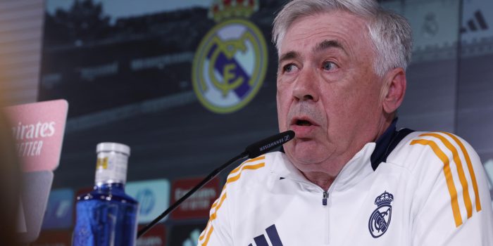 El entrenador del Real Madrid, Carlo Ancelotti durante la rueda de prensa tras el entrenamiento del equipo celebrada en Valdebebas, Madrid, este martes, antes de su enfrentamiento liguero de mañana contra el Mallorca. EFE/ Javier Lizón