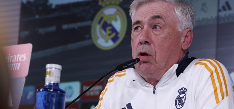 El entrenador del Real Madrid, Carlo Ancelotti durante la rueda de prensa tras el entrenamiento del equipo celebrada en Valdebebas, Madrid, este martes, antes de su enfrentamiento liguero de mañana contra el Mallorca. EFE/ Javier Lizón