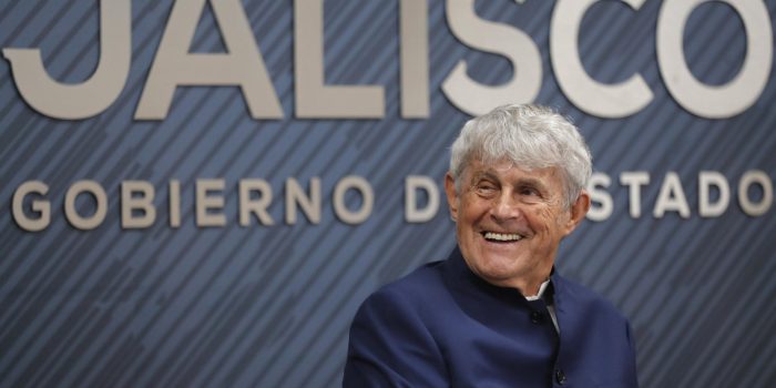 El ex futbolista y ex entrenador de fútbol serbio, Velibor Bora Milutinovic, habla durante un homenaje que recibió este viernes en Casa Jalisco, en Guadalajara, (México). EFE/Francisco Guasco