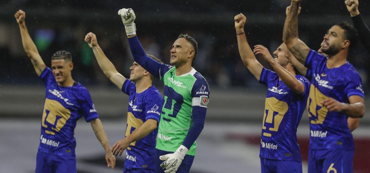 Jugadores de Pumas reaccionan al finalizar un partido por los cuartos de final de la Liga MX entre América y Pumas en el estadio Banorte, en Ciudad de México (México). Imagen de archivo. EFE/ Isaac Esquivel