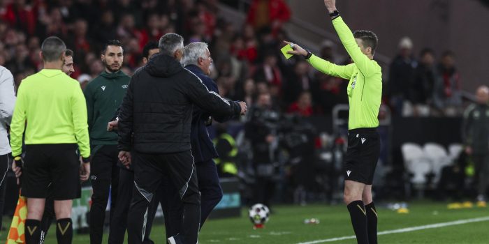El árbiteo Francois Letexier (d) muestra la tarjeta roja a Jose Mourinho (2-d) durante el partido de la UEFA Champions League entre Benfica y Real Madrid en Lisboa, Portugal EFE/EPA/MIGUEL A. LOPES