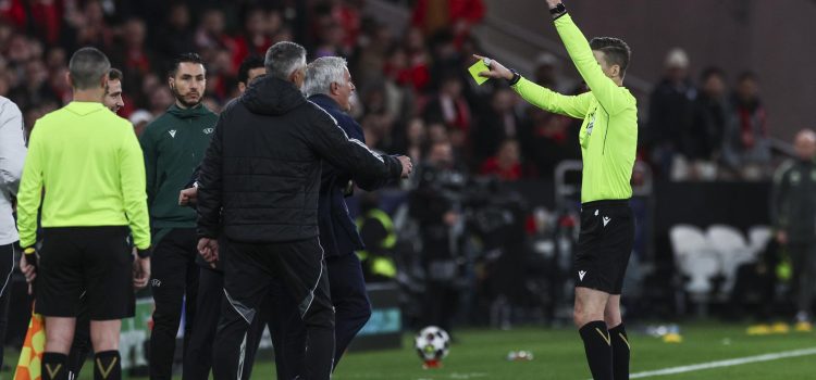 El árbiteo Francois Letexier (d) muestra la tarjeta roja a Jose Mourinho (2-d) durante el partido de la UEFA Champions League entre Benfica y Real Madrid en Lisboa, Portugal EFE/EPA/MIGUEL A. LOPES