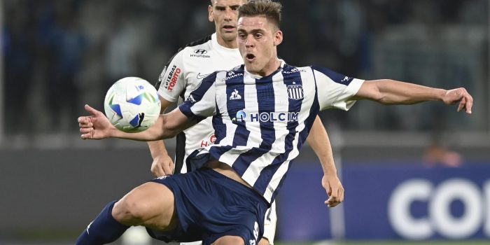 Federico Girotti (d) de Talleres controla un balón ante Alianza Lima. EFE/ Ariel Alejandro Carreras