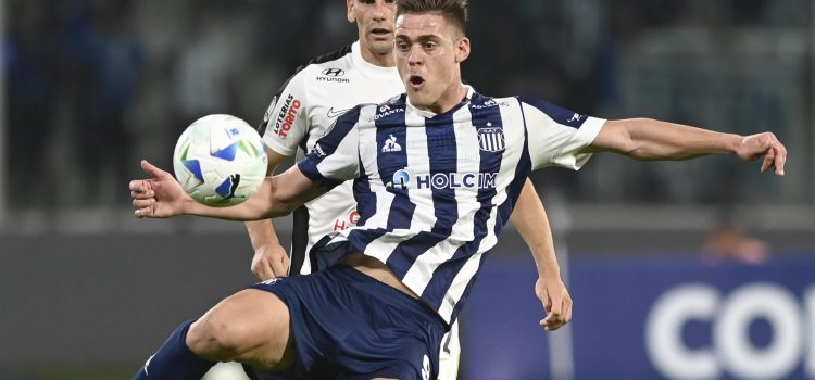Federico Girotti (d) de Talleres controla un balón ante Alianza Lima. EFE/ Ariel Alejandro Carreras
