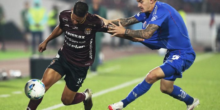 Franco Calderon (d), de Universidad de Chile, disputa un balón con Flabian Londoño, de Carabobo, durante un partido de la fase de grupos de la Copa Libertadores entre Universidad de Chile y Carabobo en el estadio Nacional Julio Martínez Prádanos​ en Santiago (Chile). EFE/Mario Caicedo
