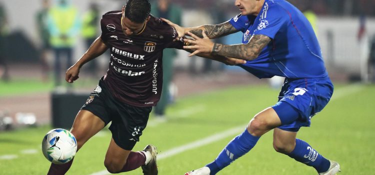 Franco Calderon (d), de Universidad de Chile, disputa un balón con Flabian Londoño, de Carabobo, durante un partido de la fase de grupos de la Copa Libertadores entre Universidad de Chile y Carabobo en el estadio Nacional Julio Martínez Prádanos​ en Santiago (Chile). EFE/Mario Caicedo