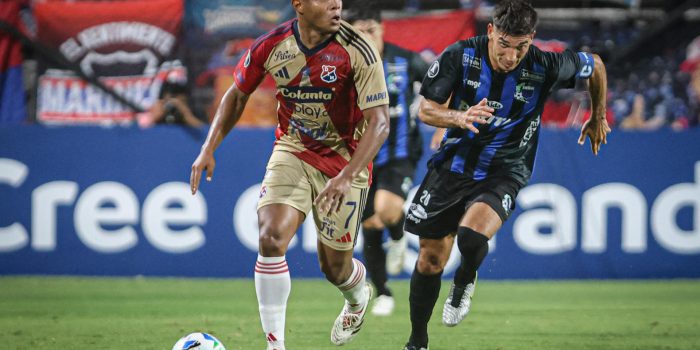Martín Rabuñal (d), de Liverpool disputa un balón con Léider Berrío, de Independiente Medellín, en un partido de la Copa Libertadores entre Liverpool e Independiente Medellín en el estadio Alfredo Víctor Viera de Montevideo (Uruguay). EFE/Gastón Britos
