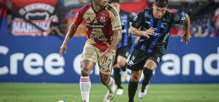 Martín Rabuñal (d), de Liverpool disputa un balón con Léider Berrío, de Independiente Medellín, en un partido de la Copa Libertadores entre Liverpool e Independiente Medellín en el estadio Alfredo Víctor Viera de Montevideo (Uruguay). EFE/Gastón Britos