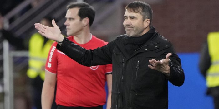 El entrenador del Alavés, Eduardo Coudet, durante el encuentro correspondiente a la jornada 25 de LaLiga EA Sports que disputan Alavés y Girona en el estadio de Mendizorroza, este lunes en Vitoria. EFE/ Adrián Ruiz Hierro