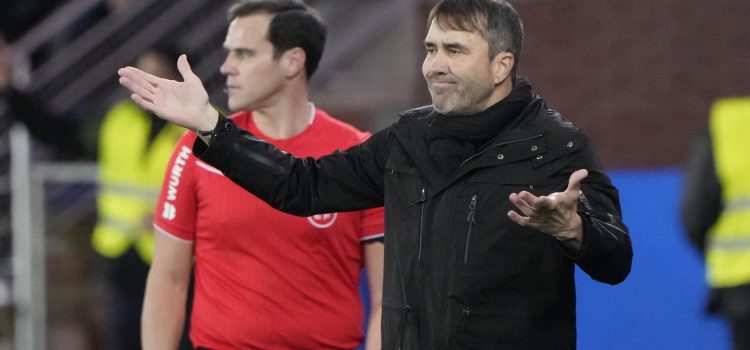 El entrenador del Alavés, Eduardo Coudet, durante el encuentro correspondiente a la jornada 25 de LaLiga EA Sports que disputan Alavés y Girona en el estadio de Mendizorroza, este lunes en Vitoria. EFE/ Adrián Ruiz Hierro