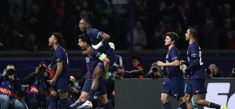 El central del PSG Marquinhos (C) celebra un gol durante el partido de la fase de acceso a octavos de la UEFA Champions League que han jugado Paris Saint-Germain y AS Monaco en París, Francia. EFE/EPA/Teresa Suarez