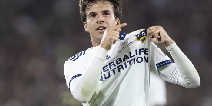 Fotografía de archivo fechada el 4 de julio de 2023 donde aparece el centrocampista de Los Angeles Galaxy Riqui Puig mientras celebra un gol durante un partido disputado contra Los Angeles FC (LAFC), en el estadio Rose Bowl de Pasadena, California (Estados Unidos). EFE/ Armando Arorizo
