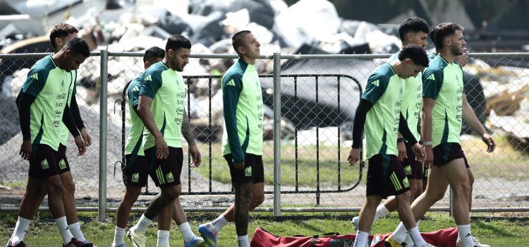 Desde la izquierda: Gilberto Sepúlveda, Alexis Vega, Roberto Alvarado y Jorge Sánchez, jugadores de la Selección Mexicana de fútbol durante un entrenamiento. Imagen de archivo. EFE/José Méndez