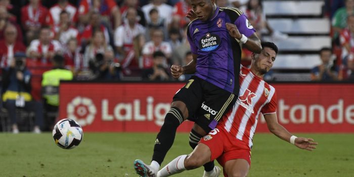 El centrocampista argentino de la UD Almería, Lucas Robertone, y el delantero del Valladolid Gonzalo Plata, durante el encuentro correspondiente a la jornada 37 de Primera División que disputaron frente al Real Valladolid en el Power Horse Stadium de Almería. EFE / Carlos Barba