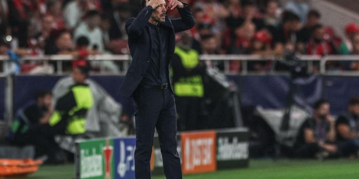 Simeone gesticula en el partido de este miércoles en Lisboa. EFE/EPA/MIGUEL A. LOPES