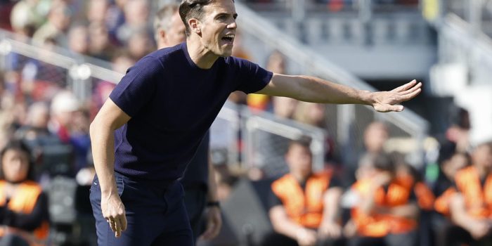 El entrenador del Rayo Vallecano Iñigo Pérez, durante el partido de la jornada 29 de LaLiga EA Sports en el Camp Nou entre el Barcelona y el Rayo Vallecano, este domingo. EFE/ Toni Albir
