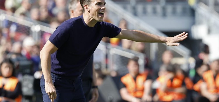 El entrenador del Rayo Vallecano Iñigo Pérez, durante el partido de la jornada 29 de LaLiga EA Sports en el Camp Nou entre el Barcelona y el Rayo Vallecano, este domingo. EFE/ Toni Albir