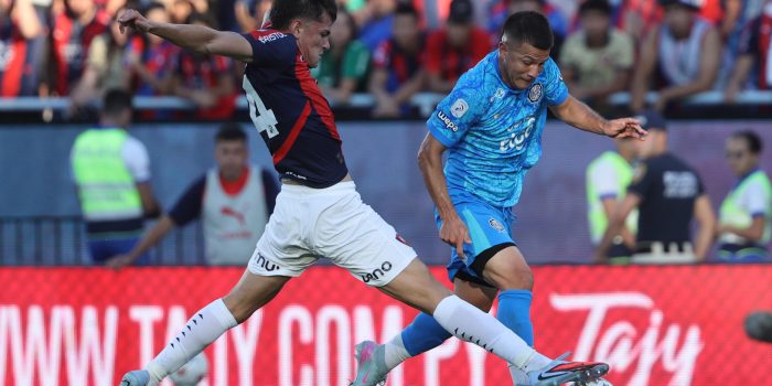 Lucas Quintana (i), de Cerro Porteño, disputa un balón con Hugo Quintana, de Olimpia, en el estadio Nueva Olla, en Asunción (Paraguay). EFE/Juan Pablo Pino