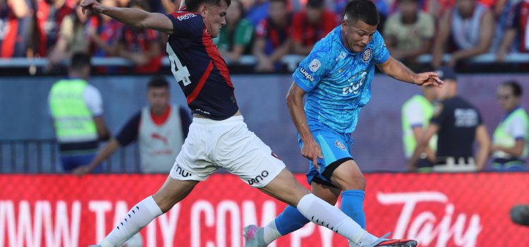 Lucas Quintana (i), de Cerro Porteño, disputa un balón con Hugo Quintana, de Olimpia, en el estadio Nueva Olla, en Asunción (Paraguay). EFE/Juan Pablo Pino