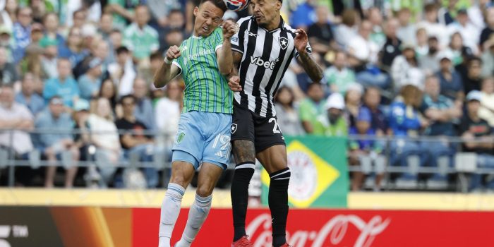 Danny Musovski (i) de los Seattle Sounders disputa un balón aéreo con Gregore (d) de Botafogo. EFE/JOHN G. MABANGLO