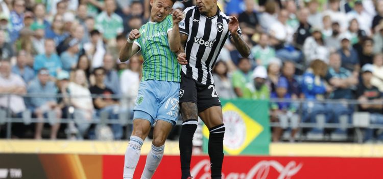 Danny Musovski (i) de los Seattle Sounders disputa un balón aéreo con Gregore (d) de Botafogo. EFE/JOHN G. MABANGLO