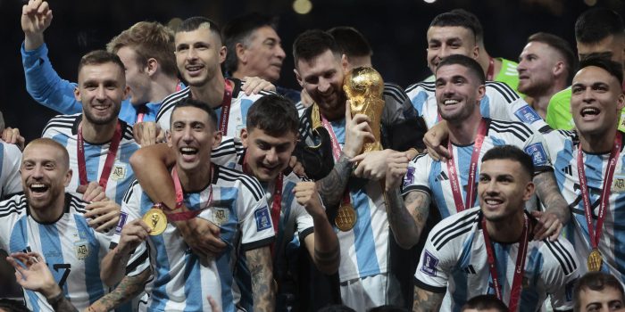 Fotografía de Juan Ignacio Roncoroni, en la que puede verse en una imagen de archivo del 18 de diciembre de 2022 a jugadores de Argentina con el trofeo de la Copa del Mundo conquistado en Catar 2022. EFE