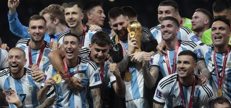 Fotografía de Juan Ignacio Roncoroni, en la que puede verse en una imagen de archivo del 18 de diciembre de 2022 a jugadores de Argentina con el trofeo de la Copa del Mundo conquistado en Catar 2022. EFE