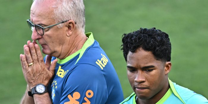 El seleccionador de Brasil, Dorival Junior (i), junto a Endrick, participan en un entrenamiento en el estadio Walmir Campelo Bezerra (Bezerrão) en Brasilia (Brasil). EFE/ André Borges