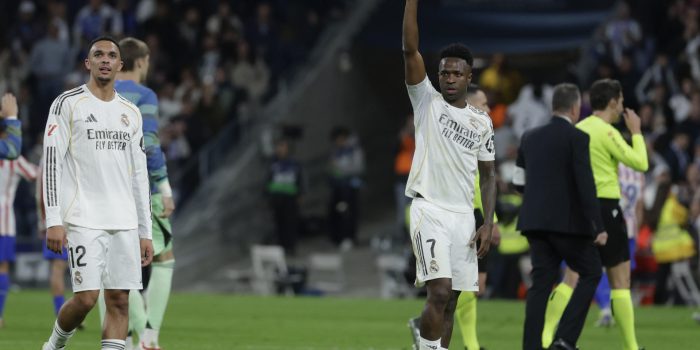 Los jugadores del Real Madrid Trent Alexander-Arnold (i) y Vinicius Junior celebran la victoria, al término del partido de la jornada 29 de LaLiga que Real Madrid y Atlético de Madrid han disputado este domingo en el estadio Santiago Bernabéu. EFE/Juanjo Martín