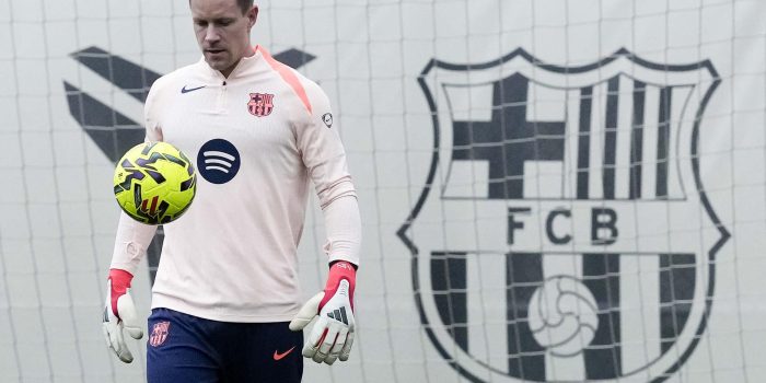 El jugador del FC Barcelona Marc Andre Ter Stegen, durante el entrenamiento del primer equipo del FC Barcelona en las instalaciones de la Ciudad Deportiva Joan Gamper, el sábado 17 de enero. EFE/ Enric Fontcuberta.