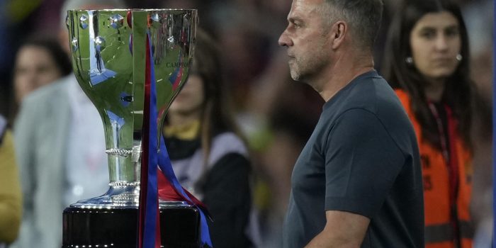 El entrenador del Barcelona Hans-Dieter Flick al final del encuentro de la jornada 37 de LaLiga entre FC Barcelona y Villarreal CF disputado este domingo en el Estadio Olímpico de Montjuic. EFE/ Enric Fontcuberta