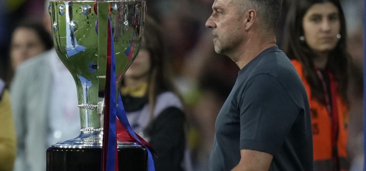 El entrenador del Barcelona Hans-Dieter Flick al final del encuentro de la jornada 37 de LaLiga entre FC Barcelona y Villarreal CF disputado este domingo en el Estadio Olímpico de Montjuic. EFE/ Enric Fontcuberta