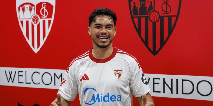 El defensor chileno Gabriel Suazo que llega como agente libre desde el Toulouse francés y ha firmado por tres años con el Sevilla FC posa durante su presentación en el estadio Sánchez Pizjuán de la capital hispalense. EFE/ Julio Muñoz