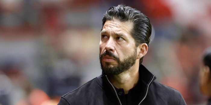 Fotografía donde aparece el entrenador, Benjamín Mora. EFE/ Felipe Gutiérrez