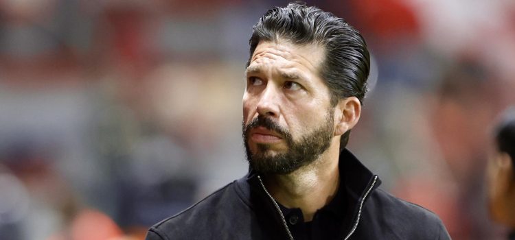 Fotografía donde aparece el entrenador, Benjamín Mora. EFE/ Felipe Gutiérrez