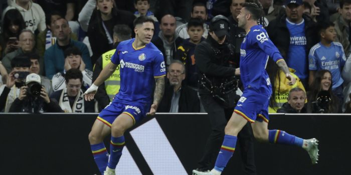 El delantero del Getafe Martín Satriano (i) tras marcar el 0-1, en el estadio Santiago Bernabéu. en foto de archivo de Juanjo Martín. EFE