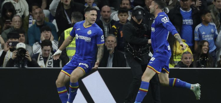 El delantero del Getafe Martín Satriano (i) tras marcar el 0-1, en el estadio Santiago Bernabéu. en foto de archivo de Juanjo Martín. EFE