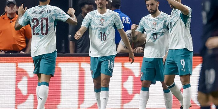 Francisco Trincao (2i), de Portugal, celebra su gol con sus compañeros João Cancelo (i), Bruno Fernandes (2d) y Gonçalo Ramos (d) durante el partido amistoso internacional entre la selección de EE.UU. y Portugal en el Mercedes-Benz Stadium de Atlanta (EE.UU.). EFE/ERIK S. LESSER