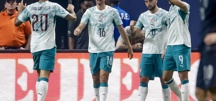 Francisco Trincao (2i), de Portugal, celebra su gol con sus compañeros João Cancelo (i), Bruno Fernandes (2d) y Gonçalo Ramos (d) durante el partido amistoso internacional entre la selección de EE.UU. y Portugal en el Mercedes-Benz Stadium de Atlanta (EE.UU.). EFE/ERIK S. LESSER