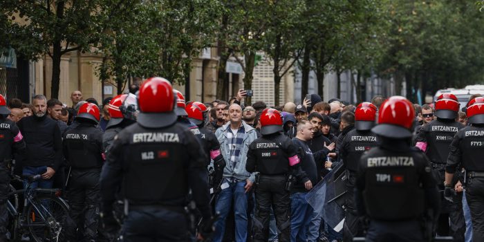 Agentes de la Ertzaintza intentan controlar a aficionados del Anderlecht este jueves en San Sebastián, horas antes del partido de la Liga Europa de fútbol entre la Real Sociedad y el Anderlecht. EFE/Juan Herrero