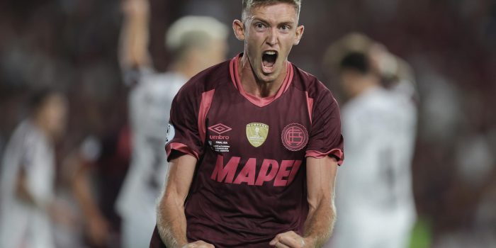 Rodrigo Castillo, de Lanús, celebra un gol en el partido de ida por la final de la Recopa Sudamericana entre Lanús y Flamengo en el estadio Ciudad de Lanús en Lanús (Argentina). EFE/ Adán González