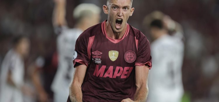Rodrigo Castillo, de Lanús, celebra un gol en el partido de ida por la final de la Recopa Sudamericana entre Lanús y Flamengo en el estadio Ciudad de Lanús en Lanús (Argentina). EFE/ Adán González