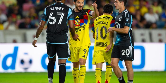 Henry Martín (c) de América reclama este sábado por una falta en un partido de la Leagues Cup que el equipo mexicano ganó en tanda de penaltis al Minnesota United en el estadio Shell Energy en Houston. EFE/ Carlos Ramírez