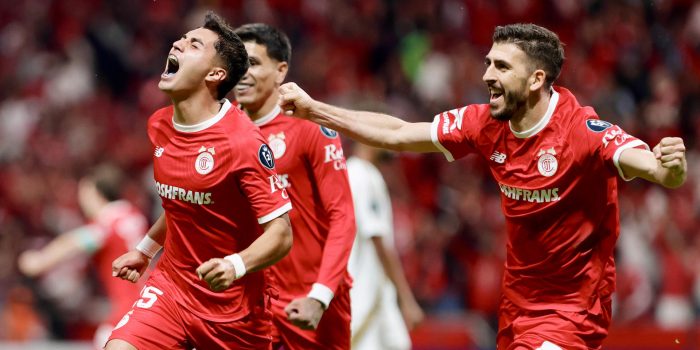 Everaldo López (i) y Joao Dias (d) del Toluca celebran un gol este miércoles, durante un partido de la semifinal de la Copa de Campeones Concacaf en el estadio Nemesio Diez en Toluca (México). EFE/Felipe Gutiérrez