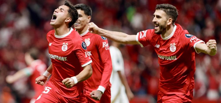 Everaldo López (i) y Joao Dias (d) del Toluca celebran un gol este miércoles, durante un partido de la semifinal de la Copa de Campeones Concacaf en el estadio Nemesio Diez en Toluca (México). EFE/Felipe Gutiérrez