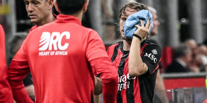El jugador del AC Milan Luka Modric abandona el terreno de juego duante el partido de la Serie Aque han jugado AC Milan y Juventus en Milan, Italia. EFE/EPA/MATTEO BAZZI