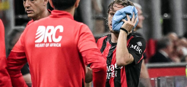 El jugador del AC Milan Luka Modric abandona el terreno de juego duante el partido de la Serie Aque han jugado AC Milan y Juventus en Milan, Italia. EFE/EPA/MATTEO BAZZI
