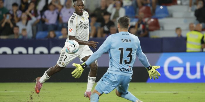 El delantero brasileño del Real Madrid Vinicius Jr. (i) intenta superar a Mathew Ryan, guardameta del Levante, durante el partido de la sexta jornada de LaLiga EA Sports que Levante UD y Real Madrid disputaron en el estadio Ciutat de Valencia. EFE/Ana Escobar