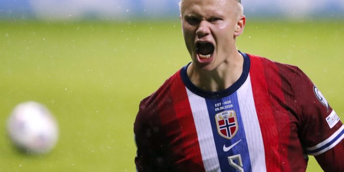 El delantero noruego Erling Haaland celebra el 1-0 durante el partido de la clasifiación para el Mundial de 2026 que han jugado Estonia y Nuega en Tallín, Estonia. EFE/EPA/TOMS KALNINS