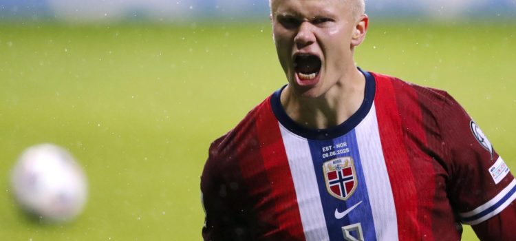 El delantero noruego Erling Haaland celebra el 1-0 durante el partido de la clasifiación para el Mundial de 2026 que han jugado Estonia y Nuega en Tallín, Estonia. EFE/EPA/TOMS KALNINS